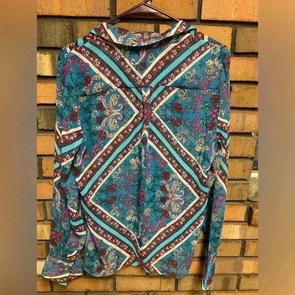 Women’s KUT From the Kloth Button up Blouse - Picture 4 of 4